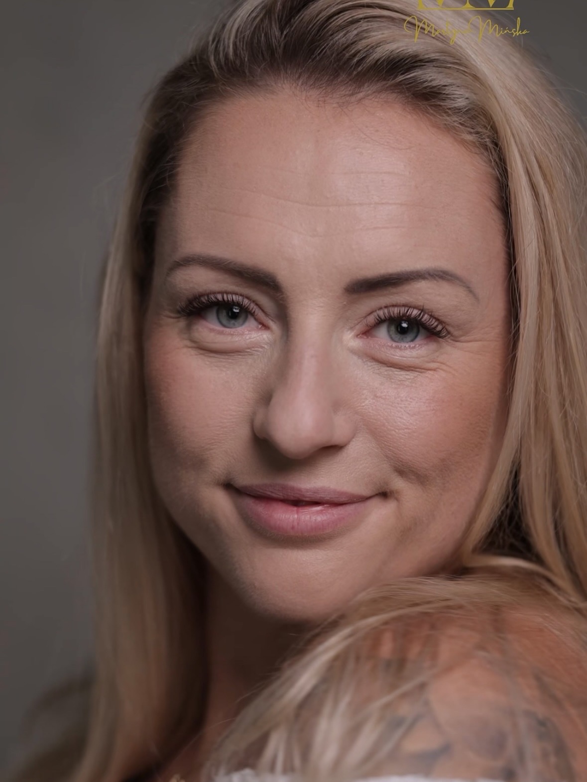 Portret klientki z podkreślonymi rzęsami i brwiami