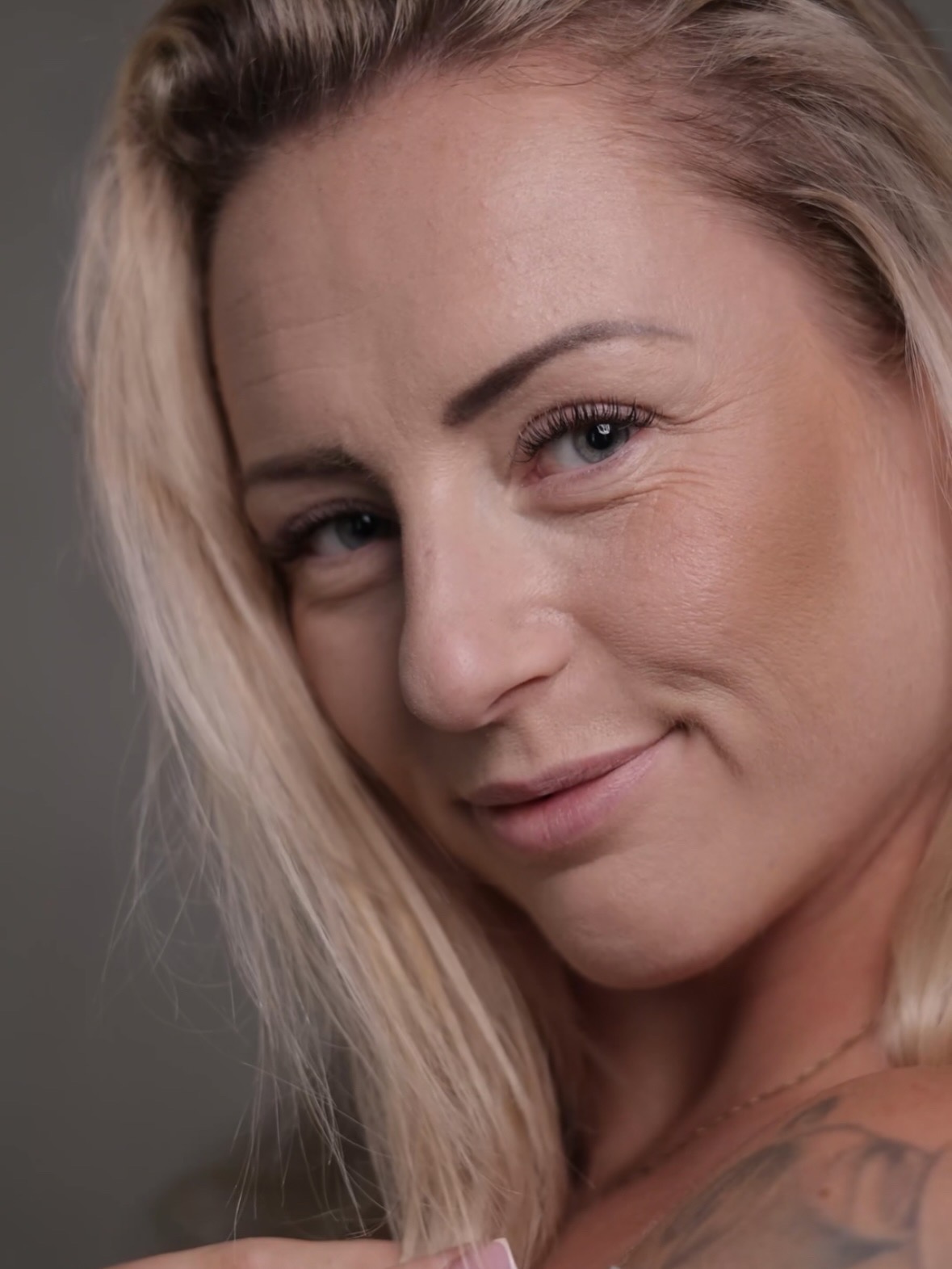 Portret klientki po zabiegu stylizacji rzęs i brwi
